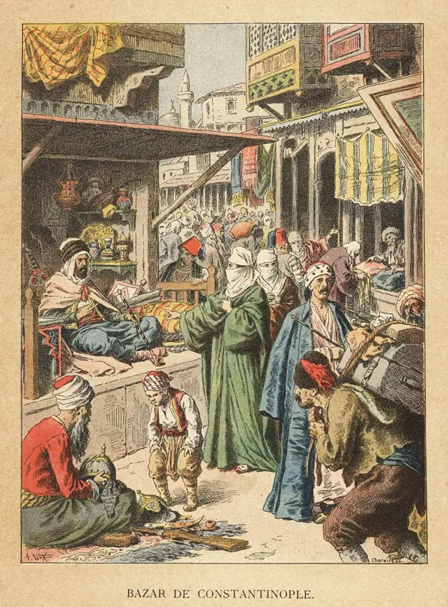 İstanbul, Türkiye'deki bir çarşı sahnesi. Başörtülü kadınlar, bir divana uzanmış bir dükkân sahibiyle pazarlık yapıyor. Sarıklı ve harem pantolonlu bir çocuk miğferlere ve silahlara bakıyor. Bir tüccar ağır bir sandık dolusu mal taşıyor. İstanbul Çarşısı, Osmanlı İmparatorluğu. Charles Delon'un Les Peuples de la terre (Yeryüzünün Halkları) adlı eserinden Frederic Lix'in bir illüstrasyonu'ndan S. Krakow tarafından yapılmış kromolitografi, Paris, 1890.