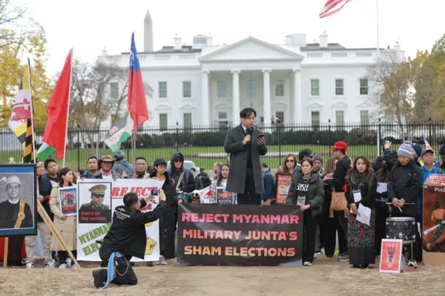 နိုဝင်ဘာ ၂၂ ရက်က အိမ်ဖြူတော်အရှေ့ စစ်တပ်ရွေးကောက်ပွဲ ဆန့်ကျင်ကြောင်း ဆန္ဒပြပွဲ