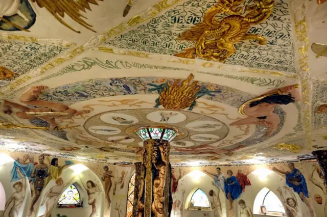 మెటల్స్‌తో నిర్మించిన హాల్ పైకప్పు