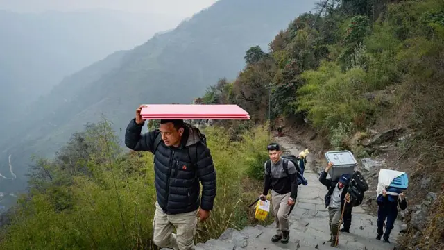 হিমালয়ের সবথেকে দুর্গম গ্রামগুলির অন্যতম ছমরং-এ পৌঁছিয়েছেন নির্বাচনী কর্মীরা