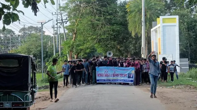 মামুনকে হত্যার প্রতিবাদে মিছিল বের করে স্থানীয় বাঙালিরা