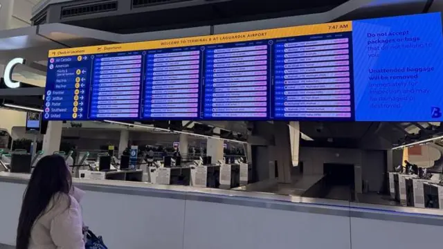 El panel de vuelos de LaGuardia muestra que todos los vuelos de la mañana del lunes fueron cancelados.