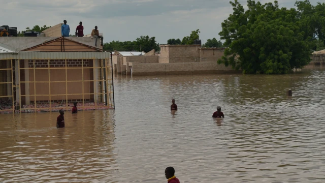 Mutane da dama sun maƙale sun kasa fita