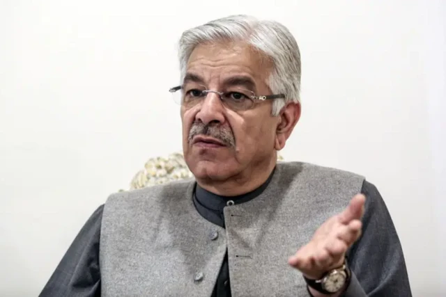 د پاکستان دفاع وزیر خواجه اصف وايي، "رښتیا دا دي، چې افغانستان زموږ پر وړاندې دسیسه کوي.''