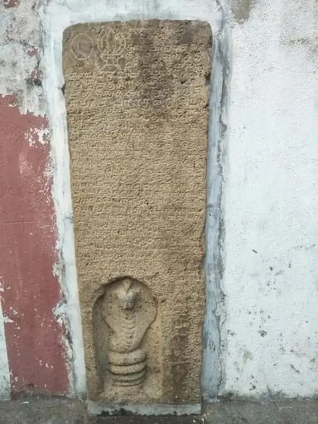 இந்து- முஸ்லிம் மக்கள் இணைந்து ஏற்றிய விளக்கு