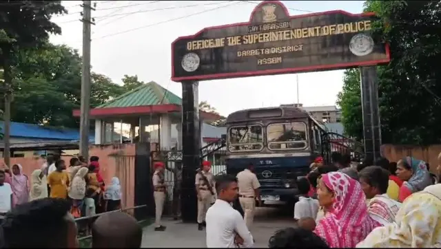 বরপেটার পুলিশ সুপারের দফতর থেকে বন্দী শিবিরে নিয়ে যাওয়া হচ্ছে চিহ্নিত 'বিদেশি'দের