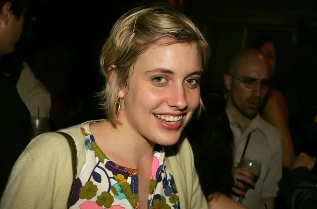 Greta Gerwig sorrindoevento