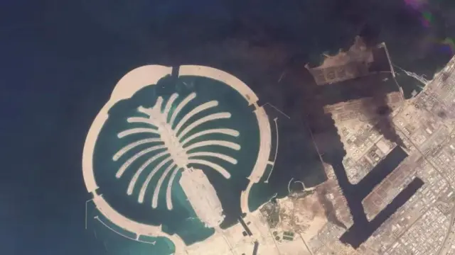 Humo elevándose del puerto de Jebel Ali