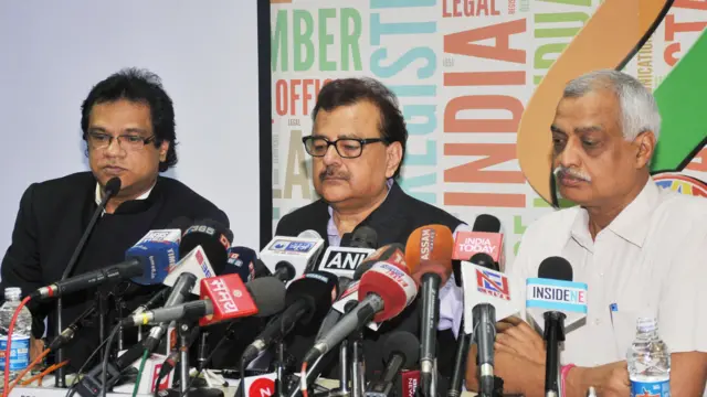 এনআরসি-র চূড়ান্ত খসড়া প্রকাশ করছেন সরকারি কর্মকর্তারা