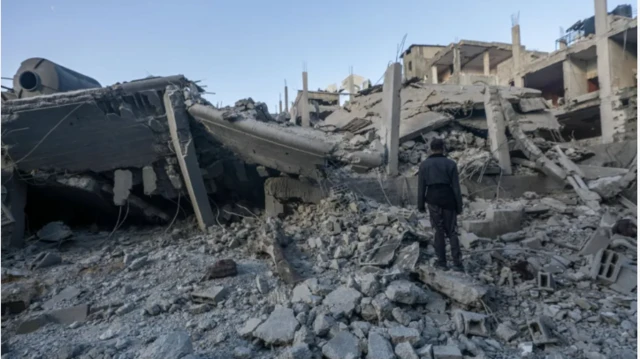 ইসরায়েলি হামলায় ধ্বংসস্তুপে পরিণত হওয়া গাজার জাতিসংঘের আশ্রয়কেন্দ্র