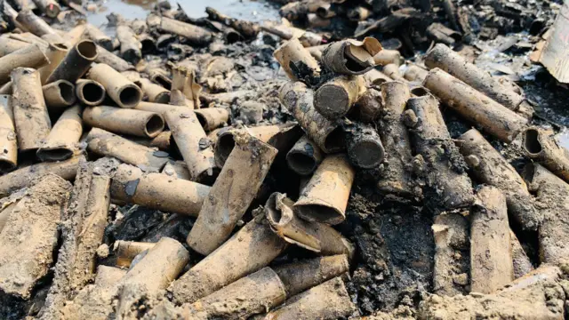 'शेतातल्या मजुरीपेक्षा फटाका कारखान्यात शंभर- दोनशे जास्त मिळतात म्हणून तिथे काम करतो' 