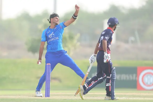 زیت الله شاهین توپ اچوي او د بنګلهدېش لوبغاړی منډې ته ځان چمتو کوي.