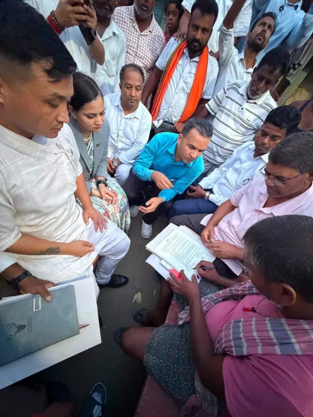 देवानगन्ज घटनाका मृतकका परिवारसँगको सम्झौताका क्रममा गृहमन्त्री र अन्य