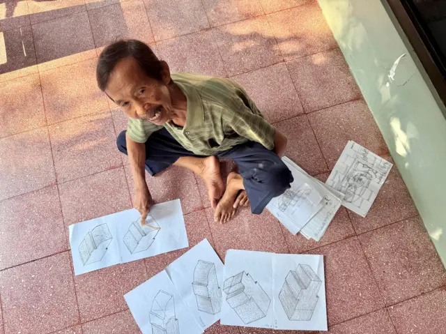 Werdi menunjukkan sketsa batu relief Candi Borobudur yang digambarnya.