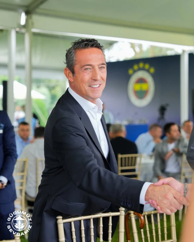 Ali Koç birisiyle tokalaşıyor