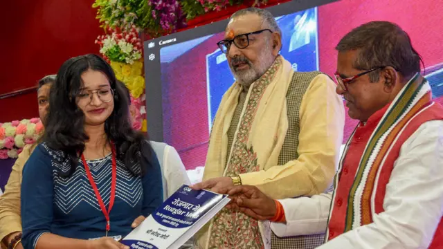 केंद्रीय मंत्री और बीजेपी नेता गिरिराज सिंह बिहार की सियासत में लगातार सक्रिय दिखते हैं.