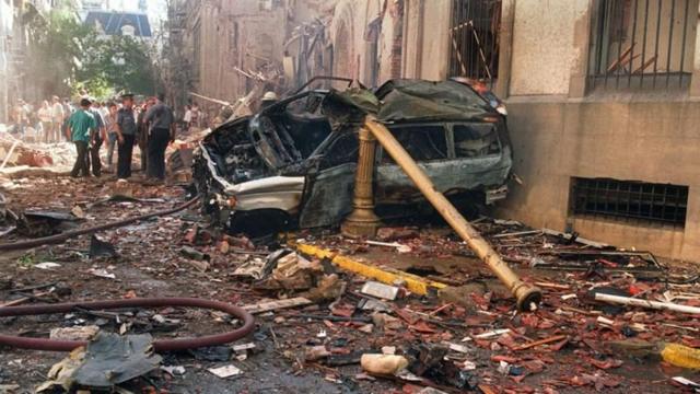 Imágenes de los daños provocados por el ataque contra la Embajada israelí en Buenos Aires en 1992