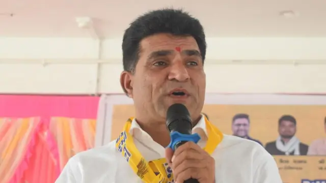 ઇસુદાન ગઢવી, ખંભાળિયા પોલીસ સ્ટેશન, આમ આદમી પાર્ટી દેખાવો, પોલીસ અટકાયત, બીબીસી ગુજરાતી 