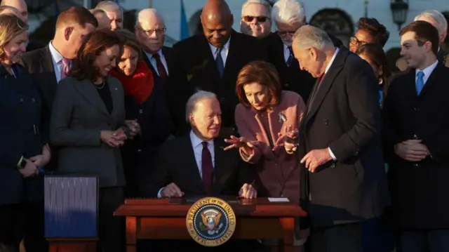 Байден підписує закон про інвестиції в інфраструктуру 15 листопада 2021 року