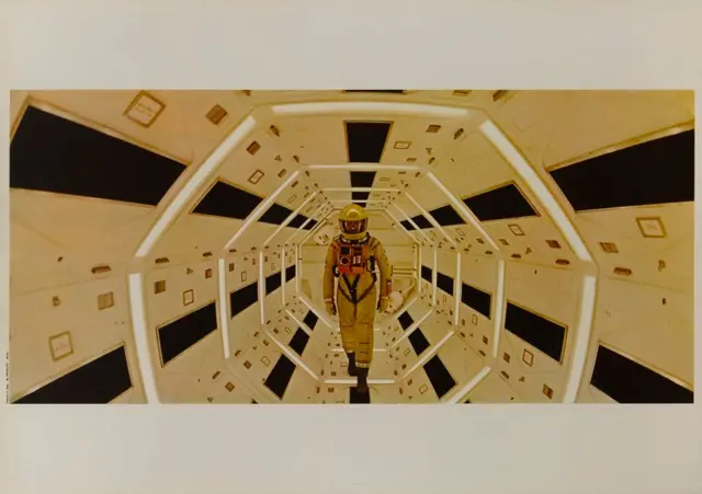 Un astronauta caminando por una nave espacial