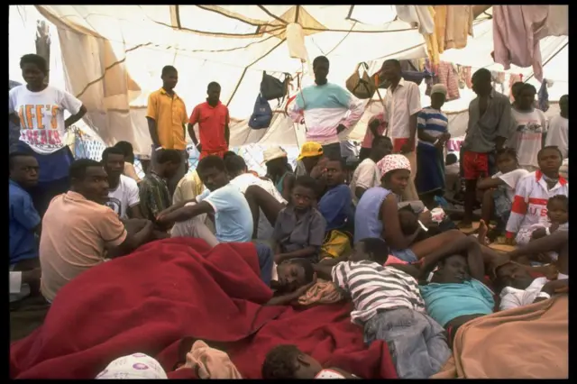 Haitianos que buscaban refugio recluidos en Guantánamo en 1992.