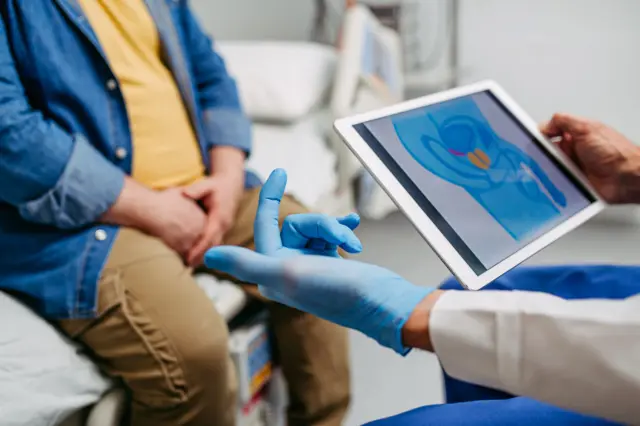 doktor hastaya açıklama yaparken. 