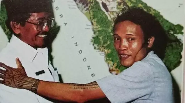 A﻿man Laulau Manai berfoto dengan Hasan Basri Durin yang menjabat sebagai gubernur Sumatera Barat pada 1988.