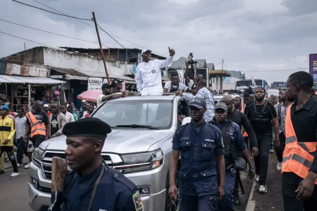 Fayulu poursuit son opération de charme
