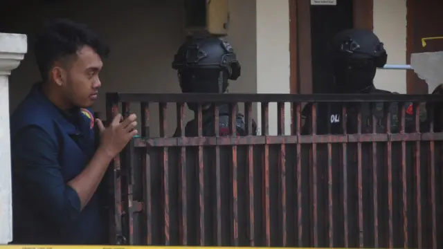 Sejumlah anggota Densus 88 berjaga di depan rumah terduga teroris berinisial DE yang ditangkap di Bekasi, Jawa Barat, Senin (14/8/2023).