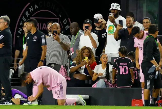 چهره‌های مشهوری چون کیم کارداشیان، سرینا ویلیامز، ویکتوریا بکام، مارک آنتونی و لبرون جیمز همگی بخاطر مسی در ورزشگاه حاضر شدند