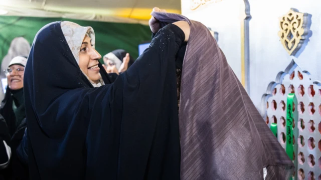 برپایی بدل ضریح امام سوم شیعیان در متروی تجریش برای تشویق زنان به سر کردن روسری