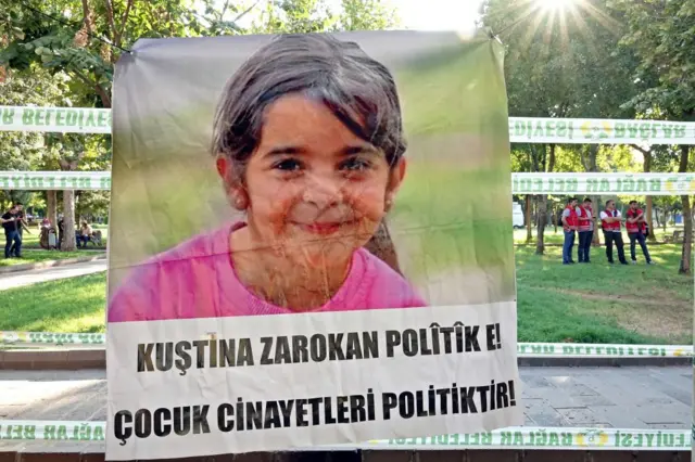 Narin Güran cinayetini protesto için Diyarbakır'da hazırlanmış bir pankart