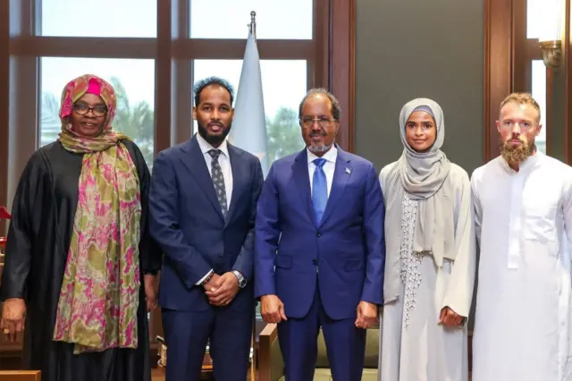 Sawir muujinaya Madaxweynaha Soomaaliya iyo wasiirka Dhallinyarada iyo Ciyaaraha Soomaaliya oo sawir kula jira feedhyahanad Ramla Cali