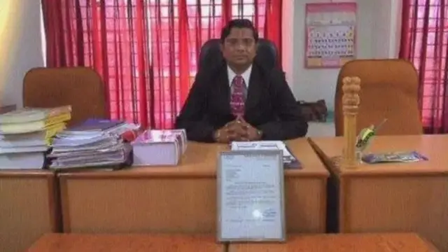 কারও পক্ষে রায় দেওয়ার জন্য তিনি মোটা অঙ্কের টাকা দাবি করতেন বলে অভিযোগ। 