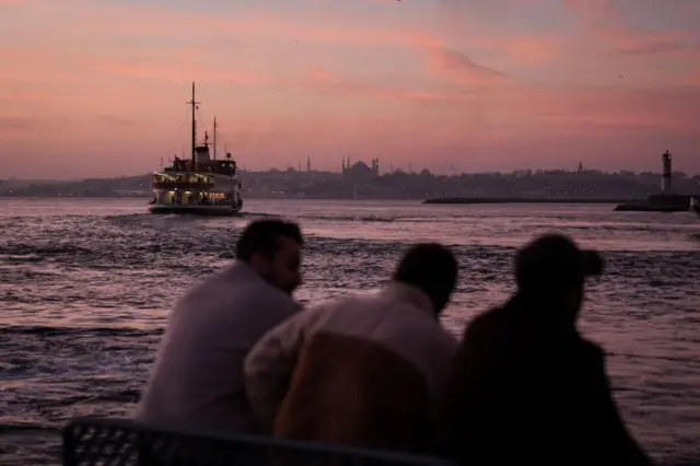 ساحل كاديكوي في إسطنبول، تركيا، أثناء غروب الشمس يوم 5 يناير/كانون الثاني 2025