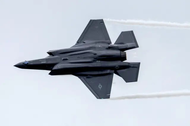 Bir F-35 uçağı havada