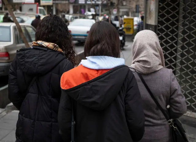 بعد از اعتراضهای اخیر برخی از زنان از تن دادن به قانون حجاب اجباری سر باز زدهاند