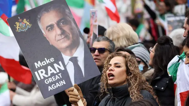 ईरान युद्ध के दौरान कुछ जगहों पर मौजूदा ईरानी सरकार के विरोध में भी प्रदर्शन हुए, ये तस्वीर लंदन में ईरानी दूतावास के सामने हुए प्रदर्शन की है (तस्वीर: 29 मार्च 2026)