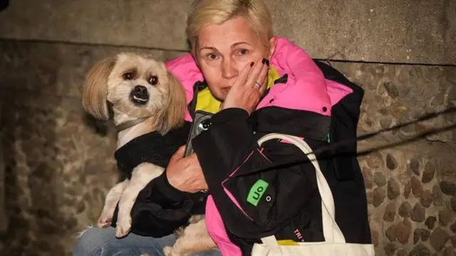 Жінка з собакою в руках після удару в Одесі