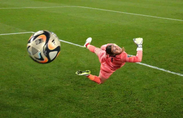 شیرجه بی‌نتیجه مری ارپس انگلیسی برای مهار شوت سم کر استرالیایی در نیمه‌نهایی جام جهانی زنان در سیدنی 