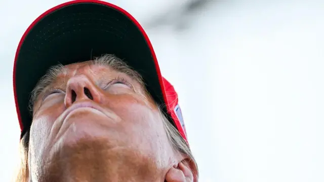 يشاهد الرئيس الأمريكي المنتخب دونالد ترامب إطلاق الرحلة التجريبية السادسة لصاروخ ستارشيب التابع لشركة سبيس إكس في 19 نوفمبر/تشرين الثاني 2024 في براونزفيل بولاية تكساس.