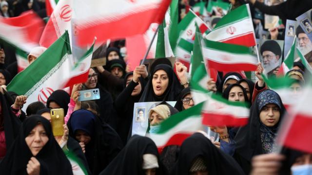 İnsanlar 1 Şubat'ta, devrimin 45. yılını Humeyni'nin Tahran'daki anıt mezarında kutladı