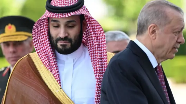 Katta kokraklar bilan chuqur tomoqli seksni tomosha qiling