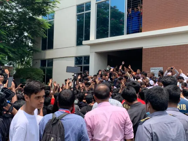 নিহতের সঠিক সংখ্যা প্রকাশসহ ছয় দফা দাবিতে মঙ্গলবার মাইলস্টোন স্কুলের মধ্যে বিক্ষোভ করে শিক্ষার্থীরা