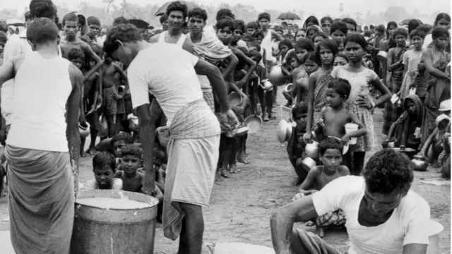 শরাণার্থীদের জন্য খিচুড়ি বিতরণ করা হচ্ছে।