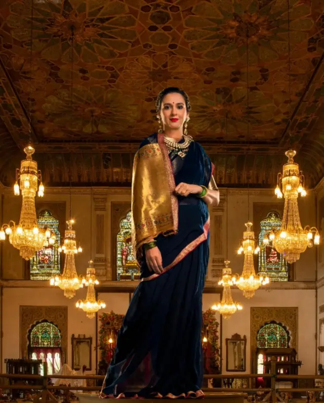 વડોદરાના રાજવી પરિવારનાં મહારાણી રાધિકારાજે ગાયકવાડ તેમના મહેલમાં