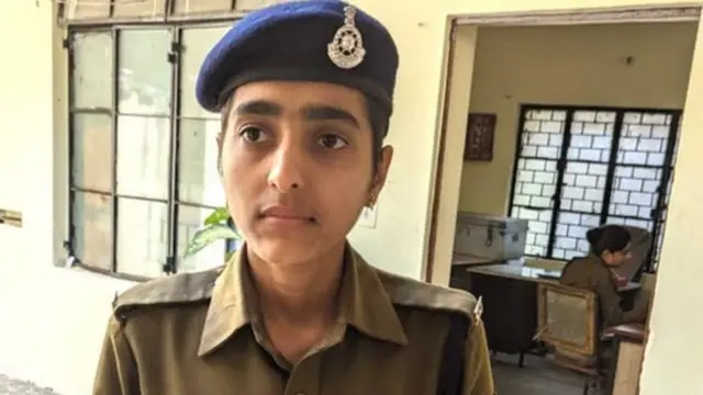 విద్యార్థినిలా మారి ర్యాగింగ్ ఆకతాయిల భరతం పట్టిన మహిళా కానిస్టేబుల్ షాలిని చౌహాన్