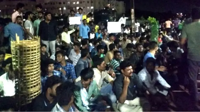 இளைஞர்கள் போராட்டம்