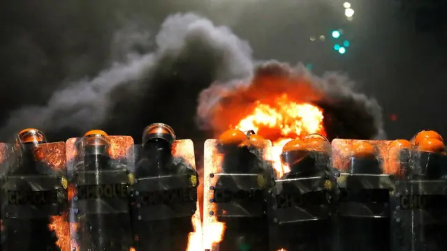Polícia de choque em formação durante protesto contra o racismo, depois que João Alberto Silveira Freitas foi espancado até a morte por seguranças em um supermercado Carrefour em Porto Alegre