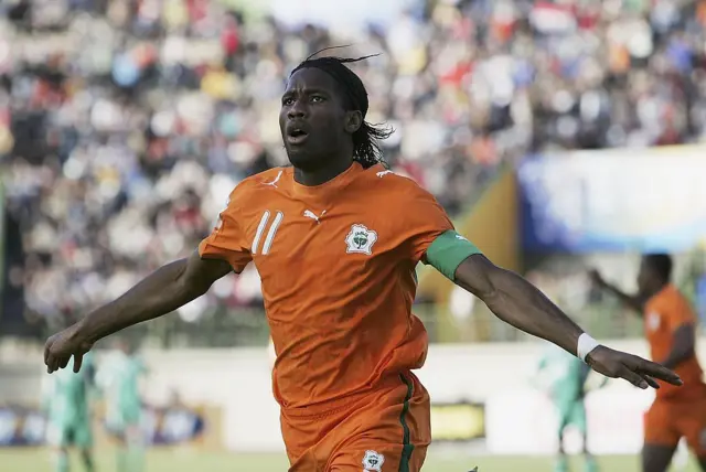 Didier Drogba, de Côte d'Ivoire, célèbre son but lors de la demi-finale de la Coupe d'Afrique des Nations opposant la Côte d'Ivoire au Nigeria au stade Haras El Hedod le 7 février 2006 à Alexandrie, en Égypte.